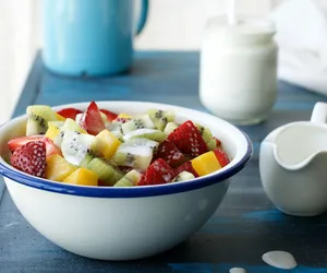 Sałatka owocowa z sernikowym dressingiem. Zakochasz się w tym aksamitnym połączeniu