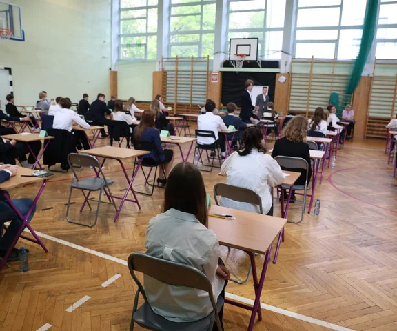Trwa egzamin ósmoklasisty z angielskiego. Sprawdzamy, co się dzieje