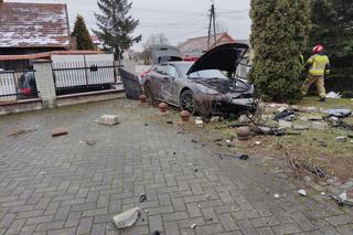 Luszowice. Porsche wypadło z drogi i przebiło ogrodzenie plebanii
