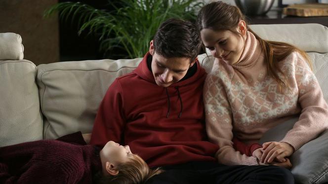 	M jak miłość, odc. 1515: Lilka (Monika Mielnicka), Mateusz (Krystian Domagała), Kamilek (Miłosz Kwiecień)