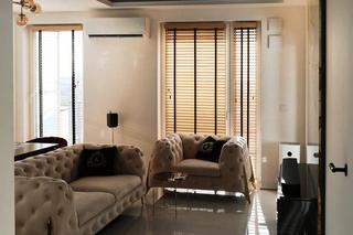 Nowoczesność z nutką glamour. To mieszkanie urządzono dla młodego biznesmena