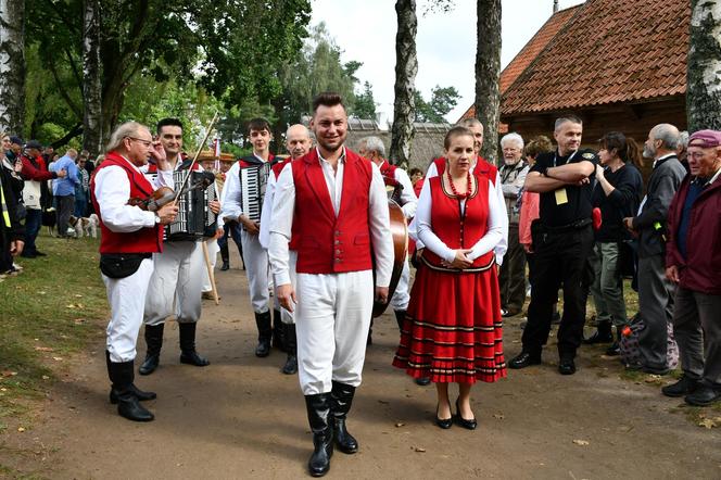 Dożynki wojewódzkie w Olsztynku 2024. Tłumy na wydarzeniu. „To był trudny rok” [ZDJĘCIA]