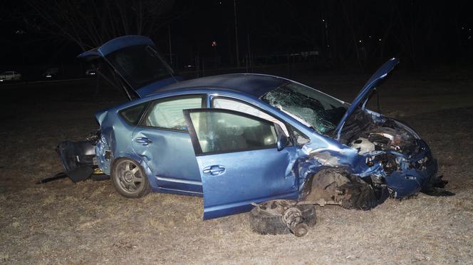 Potworne zderzenie toyoty z BMW w Piasecznie. Pogotowie zabrało rannego