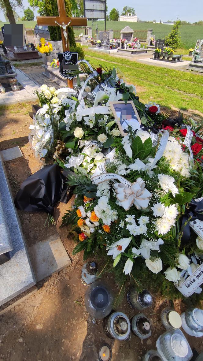 Jakub spoczął w grobie z ojcem, tuż obok brata. Wśród kwiatów jest wieniec od ukochanej, która ledwo przeżyła wypadek