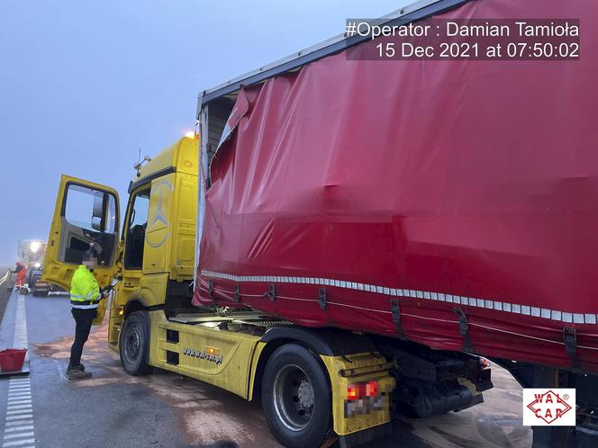 Dwie ciężarówki zderzyły się we mgle na autostradzie A1. Droga zablokowana