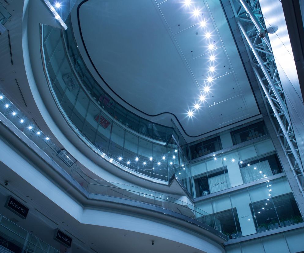 Oświetlenie LED w architekturze komercyjnej – estetyka, komfort i stabilność przez lata