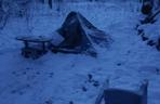 Tarnów. Dwaj bezdomni próbowali przetrwać mroźną noc w prowizorycznym namiocie