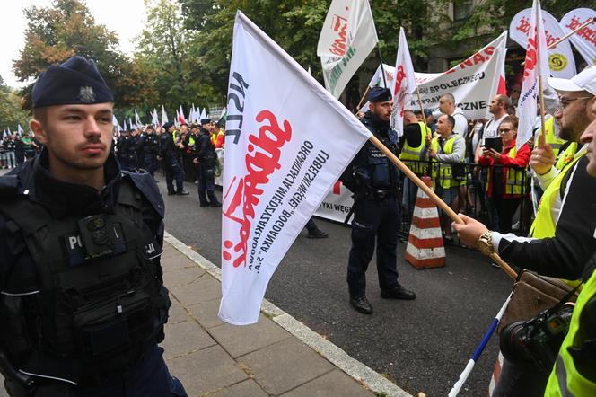 Górnicy i energetycy przed siedzibą MAP w Warszawie 