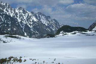 Zagrożenie lawinowe w Tatrach spada! Szlaki do Morskiego Oka i Doliny Pięciu Stawów znowu działają