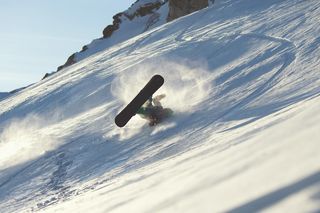 Polski snowboardzista walczy o życie. 30-latek zjeżdżając uderzył w skałę