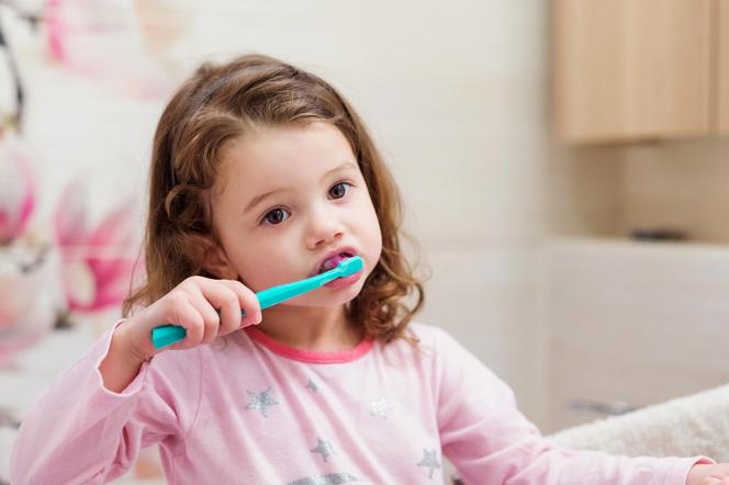 Większość dzieci robi to po umyciu zębów. Dentystka stanowczo odradza 