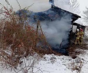 Radzyń Podlaski. 57-latek spalił swój dom. Chciał rozpalić w piecu benzyną