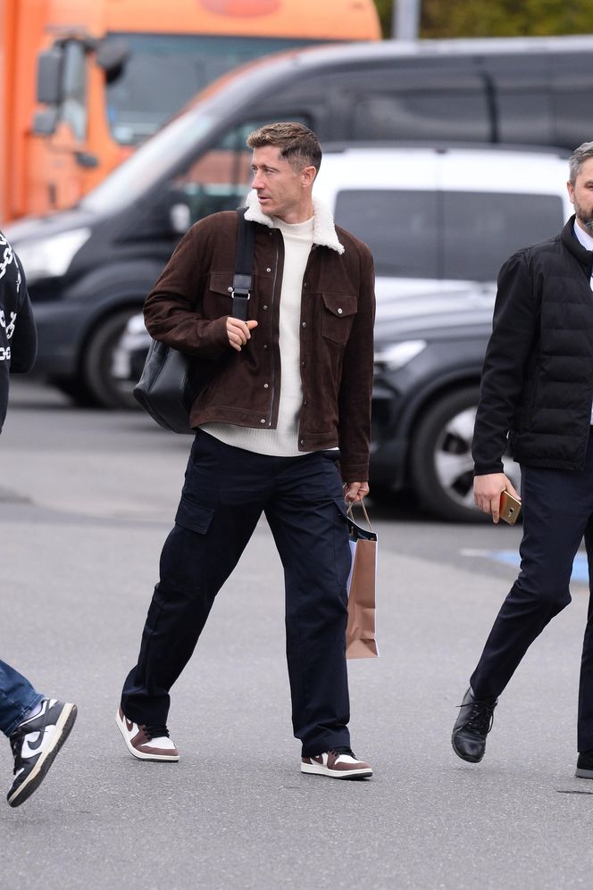 Robert Lewandowski ze szpanerką siatą wysiadł z samolotu