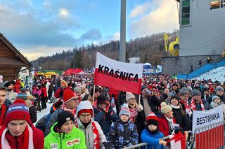 Tłumy kibiców w Wiśle. Polacy wciąż wierzą w odrodzenie skoczków 