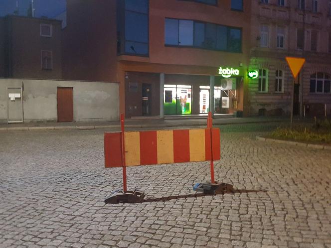 Odcinek Lipowej i Leszczyńskich w Lesznie bez wody. Zamknięta dla kierowców część Lipowej
