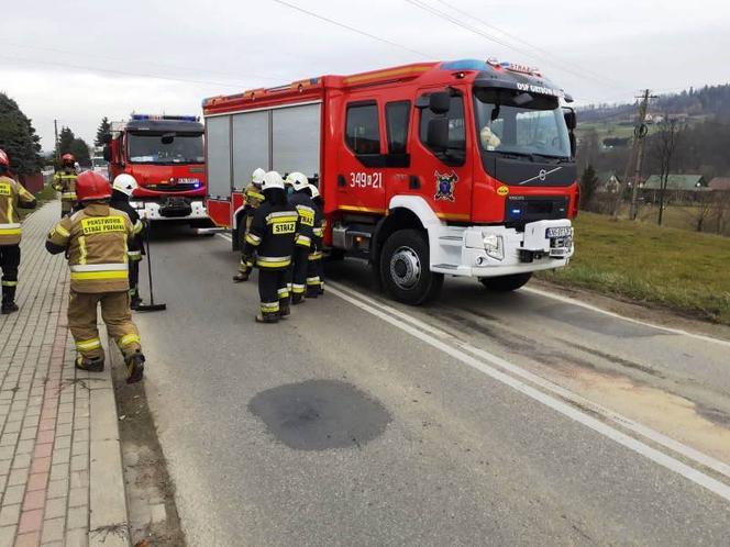 Jedna osoba w szpitalu po WYPADKU w Kąclowej! Peugeot TOTALNIE rozbity!