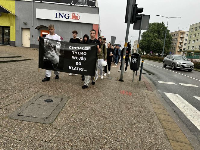 Setki osób upamiętniły Oliwiera. 20-latek zmarł po interwencji policji. "Zabili go jak zwierzę"