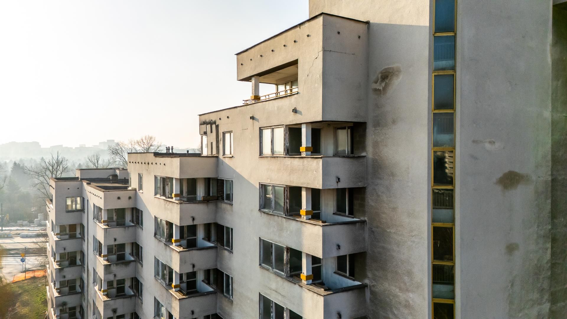 Szpiegowo z lotu ptaka. Blok na Sobieskiego 100 w Warszawie