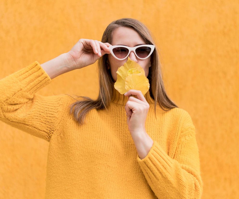 Zapomnij o brązach i szarościach. W tym roku jesienna garderoba tętni żywymi kolorami
