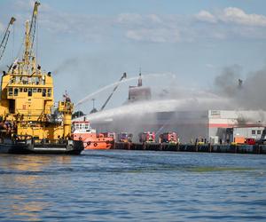 Pożar na terenie Portu Gdańsk. Kłęby dymu widać z wielu kilometrów