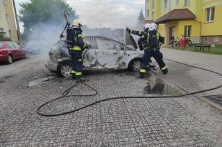 Pożar osobówki w Solcu Kujawskim! Z auta niewiele zostało [ZDJĘCIA]