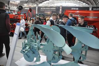 Agrotech 2023 w Targach Kielce. Zabytkowy pług i ciągnik w wersji mini na wystawie