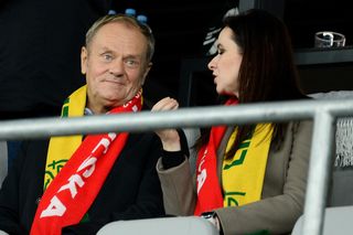 Donald Tusk pokazał zdjęcie z trybun na meczu Polska-Litwa. Co za towarzystwo!