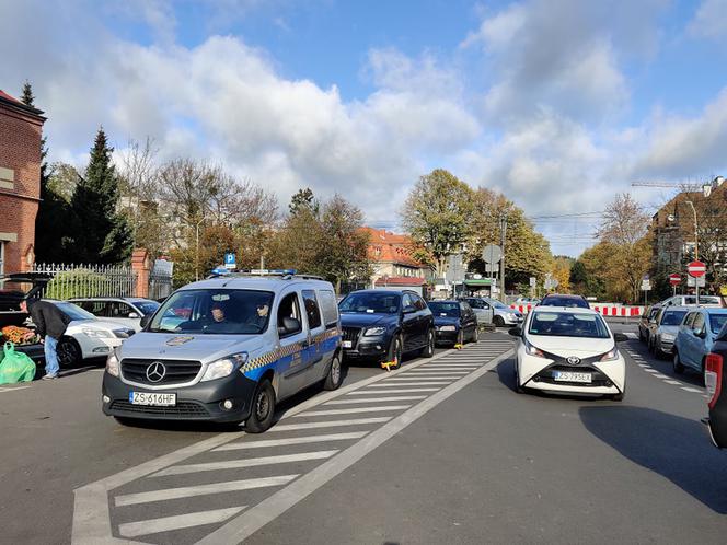 "Mistrzowie parkowania" przy Cmentarzu Centralnym