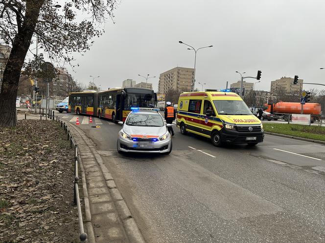 Koszmarny wypadek na Mokotowie. Autobus miejski potrącił pieszą na pasach