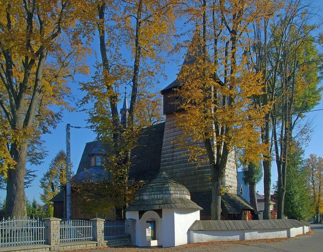 To jeden z najpiękniejszych drewnianych kościołów w Małopolsce. Jest uznawany za perłę gotyku