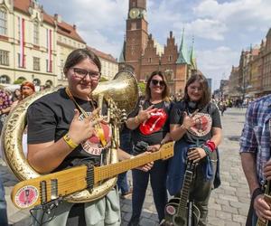 Zbliża się Gitarowy Rekord Świata! Wojski zagra Hey Joe na rogu, do wydarzenia dołącza zabytkowy kabriolet