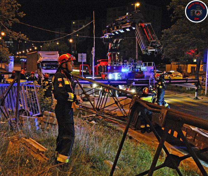 Warszawa. TIR uderzył w stalową belkę pod nowo budowany wiadukt