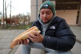 Książulo spróbował kultowych krakowskich hot-dogów. Przysmak z Nowej Huty zachwycił youtubera? [WIDEO]