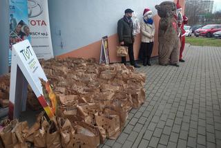Mikołaj z prezentami dla dzieci z SP 26 i SP 19 w Toruniu