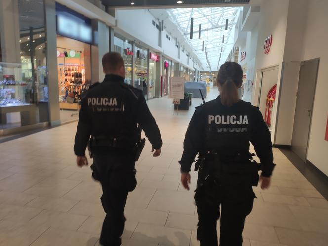 Kontrole policji z Torunia. Sprawdzają respektowanie obostrzeń i noszenie maseczek