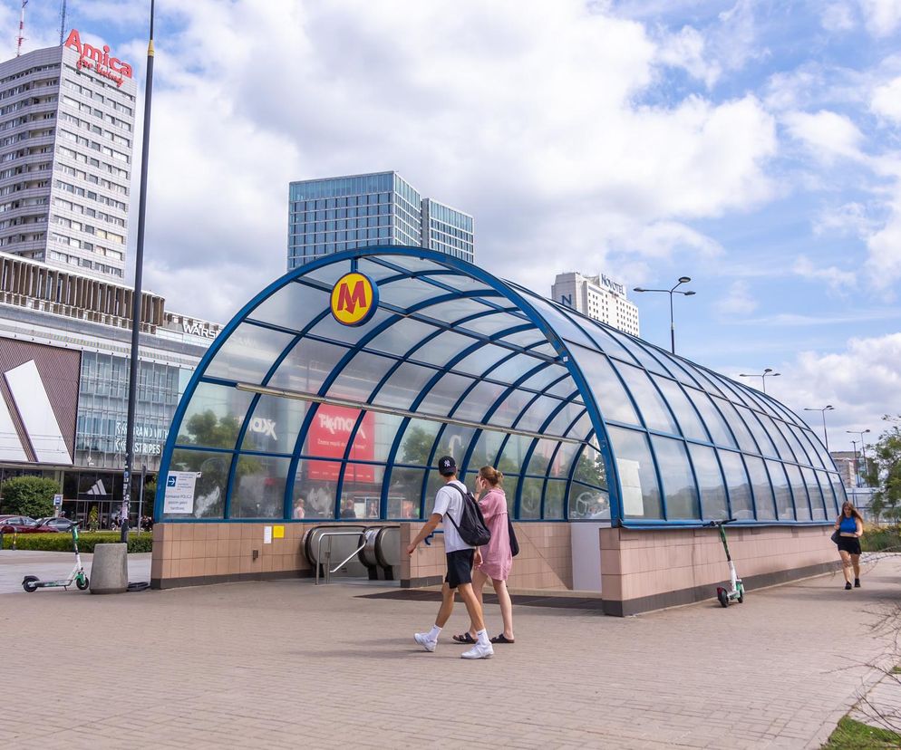Wiaty z lat 90. nad wejściami do stacji metra Centrum w Warszawie