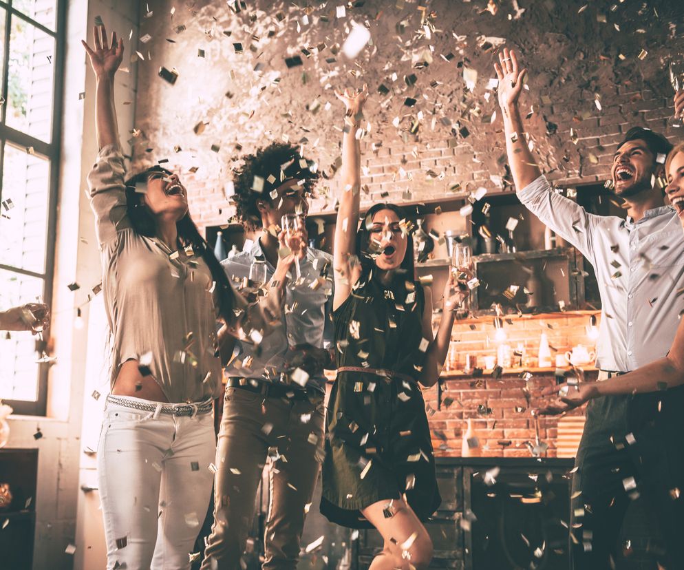 Co jeść PRZED zakrapianą imprezą, by nie mieć kaca? Co jeść w trakcie imprezy, a czego unikać, by się nie upić