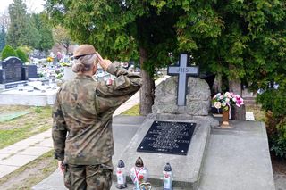 Żołnierze 13 Śląskiej Brygady Obrony Terytorialnej czczą zmarłych na cmentarzach