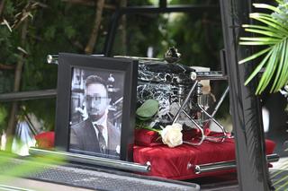 Tak wygląda teraz grób syna Sylwii Peretti. Sportowy samochód i morze zniczy 