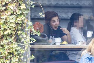 Małgorzata Socha stroi miny przy bajglu