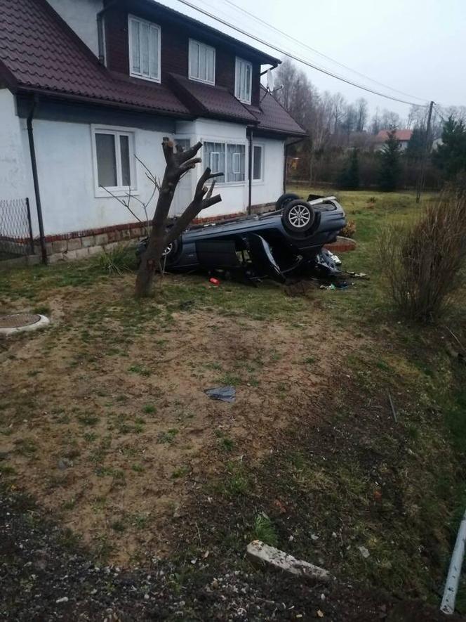 Samochód DACHOWAŁ tuż pod oknami domu w Tworkowej! To CUD, że nie było ofiar śmiertelnych