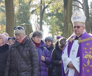 1 listopada na cmentarzu przy ul. Lipowej w Lublinie. Mieszkańcy odwiedzają groby swoich bliskich