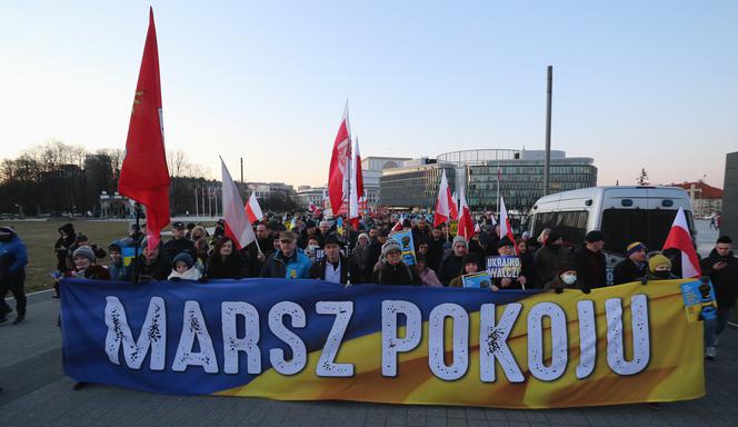 "Kijów, Warszawa - wspólna sprawa!". Mieszkańcy stolicy na antywojennych protestach