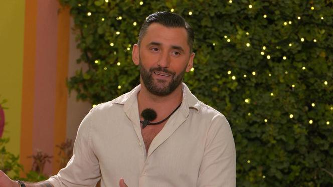 Love Island 9: Adrian zalicza kolejny upadek. Widzowie nie mają litości