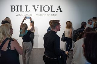 ISOVER i RIGIPS sponsorami wystawy Billa Violi podczas Festiwalu EnergaCAMERIMAGE 2025