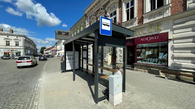 Jest Wi-Fi, oświetlenie, kamery i ładowarki.  Nowoczesny przystanek czeka na pasażerów w centrum miasta!