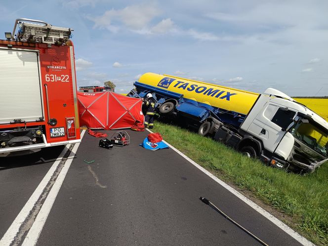 Tragiczny wypadek pod Wągrowcem! Nie żyją dwie osoby, w tym dziecko [ZDJĘCIA]