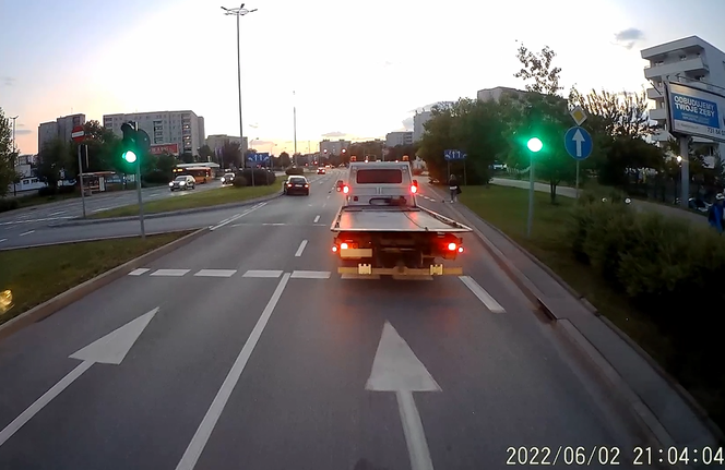 Maleństwo pełzało środkiem ulicy. Cudem uniknęło śmierci!