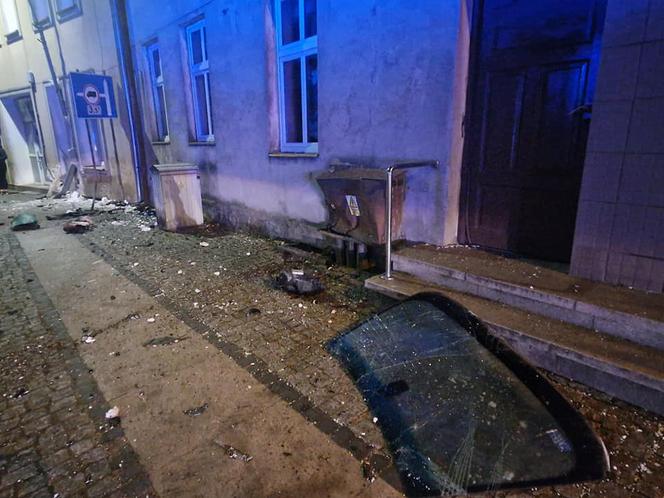 BMW wbiło się w budynek w Barwicach