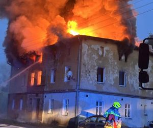 Dramatyczny pożar na Dolnym Śląsku. Mężczyzna ewakuowany przez okno, budynek doszczętnie zniszczony